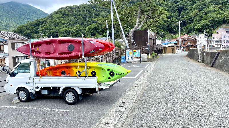 無料駐車場に停めてください。