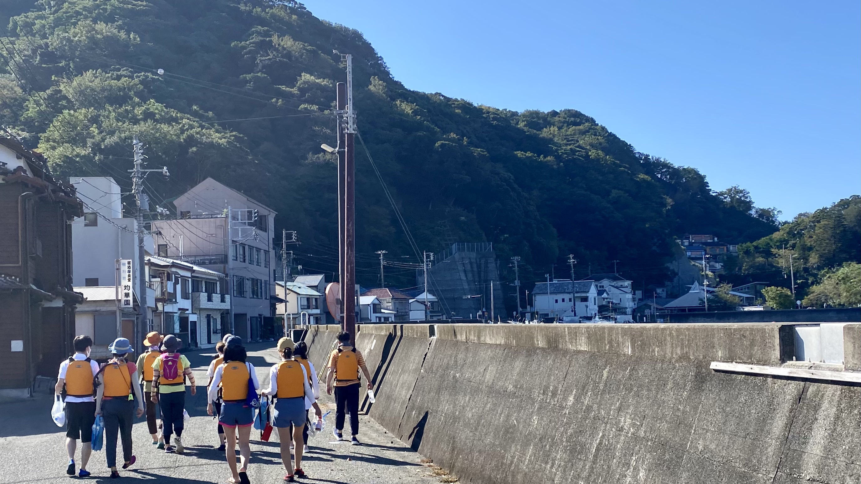 バス停から徒歩で５分です