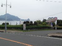 三島方面からは温泉ホテル出口の看板を右に見て10m先右折